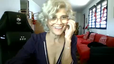 Snapshot of francelune chatting on 12.22.24 francelune online show from 12.22.24