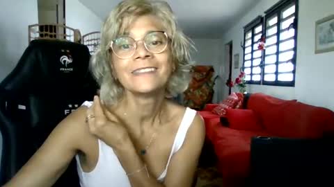 Snapshot of francelune chatting on 12.28.24 francelune online show from 12.28.24