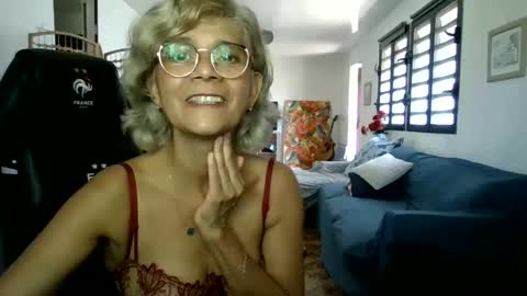 Snapshot of francelune chatting on 01.07.25 francelune online show from 01.07.25