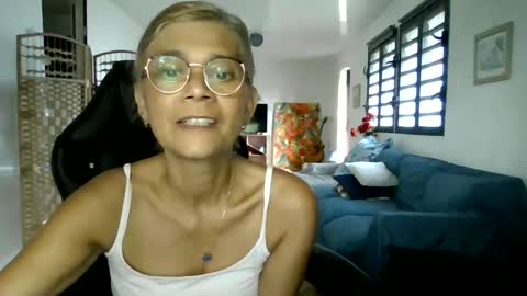 Snapshot of francelune chatting on 01.07.25 francelune online show from 01.07.25