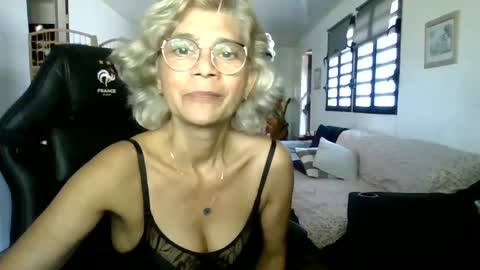 Snapshot of francelune chatting on 01.12.25 francelune online show from 01.12.25