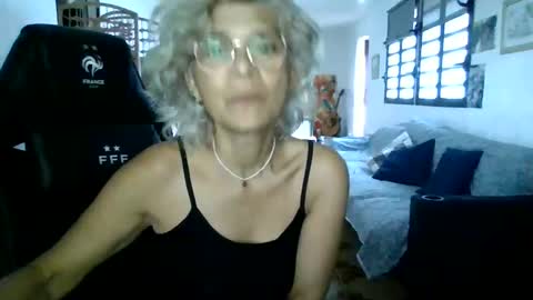 Snapshot of francelune chatting on 01.17.25 francelune online show from 01.17.25