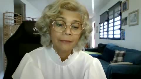 Snapshot of francelune chatting on 01.22.25 francelune online show from 01.22.25