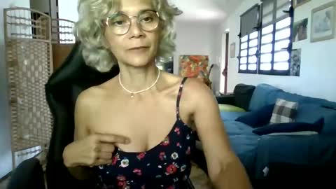 Snapshot of francelune chatting on 01.22.25 francelune online show from 01.22.25