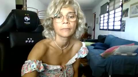 Snapshot of francelune chatting on 01.26.25 francelune online show from 01.26.25