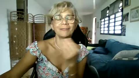 Snapshot of francelune chatting on 01.26.25 francelune online show from 01.26.25