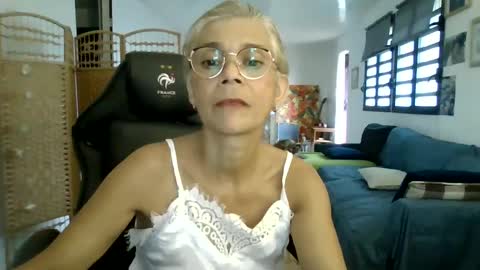 Snapshot of francelune chatting on 01.28.25 francelune online show from 01.28.25