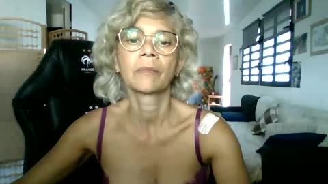 Snapshot of francelune chatting on 02.01.25 francelune online show from 02.01.25