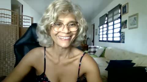 Snapshot of francelune chatting on 02.03.25 francelune online show from 02.03.25