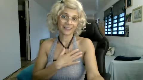 Snapshot of francelune chatting on 02.11.25 francelune online show from 02.11.25
