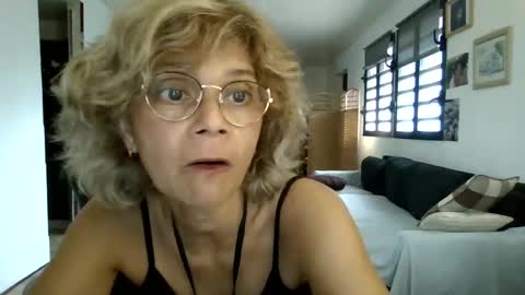 Snapshot of francelune chatting on 02.21.25 francelune online show from 02.21.25