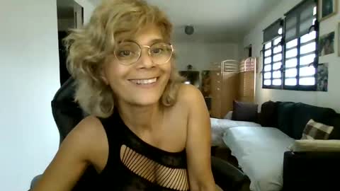 Snapshot of francelune chatting on 02.22.25 francelune online show from 02.22.25