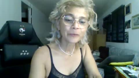 Snapshot of francelune chatting on 03.11.25 francelune online show from 03.11.25