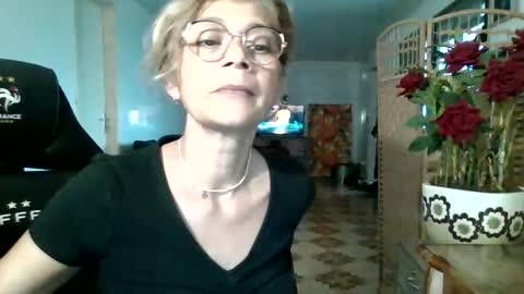 Snapshot of francelune chatting on 09.10.25 francelune online show from 09.10.25