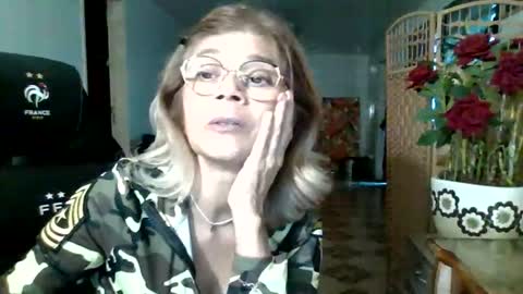 Snapshot of francelune chatting on 09.11.25 francelune online show from 09.11.25
