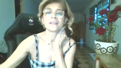 Snapshot of francelune chatting on 09.16.25 francelune online show from 09.16.25