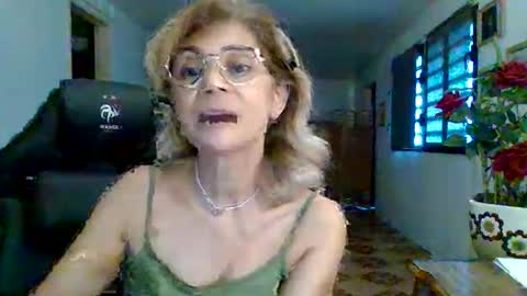 Snapshot of francelune chatting on 09.18.25 francelune online show from 09.18.25