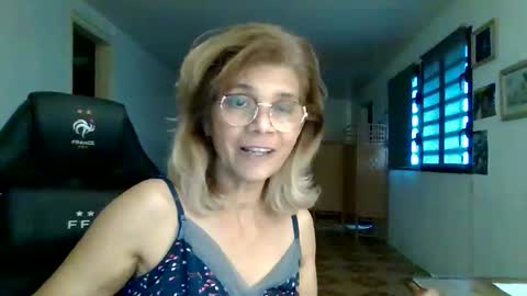 Snapshot of francelune chatting on 09.22.25 francelune online show from 09.22.25