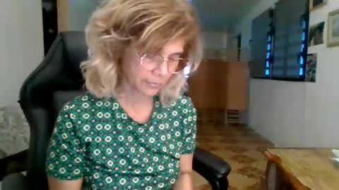 Snapshot of francelune chatting on 09.30.25 francelune online show from 09.30.25