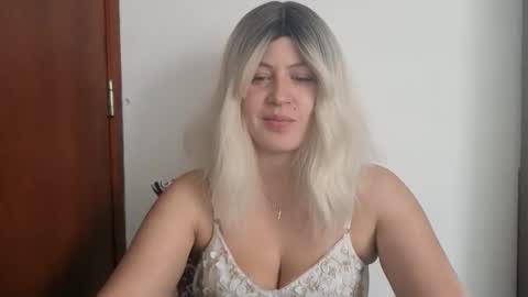 Snapshot of francescaasmith chatting on 10.27.25 Francesca online show from 10.27.25