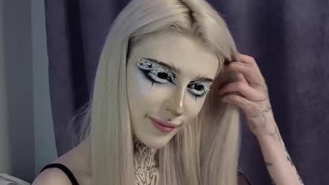 Snapshot of fraulein_mooon chatting on 01.04.25 Asya UwU online show from 01.04.25