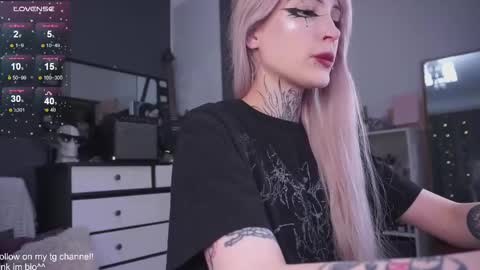 Snapshot of fraulein_mooon chatting on 09.18.25 Asya UwU online show from 09.18.25