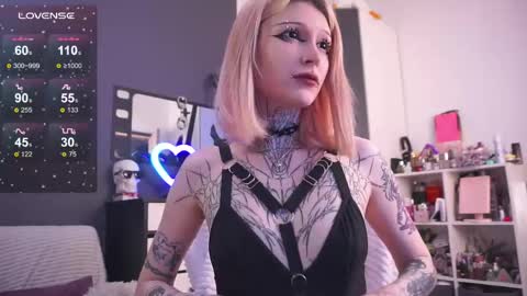 Snapshot of fraulein_mooon chatting on 05.28.26 Asya UwU online show from 05.28.26