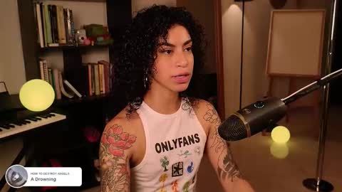 Snapshot of fresatanica chatting on 11.12.25 Vale online show from 11.12.25