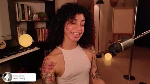 Snapshot of fresatanica chatting on 11.17.25 Vale online show from 11.17.25