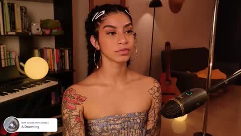 Snapshot of fresatanica chatting on 12.16.25 Vale online show from 12.16.25