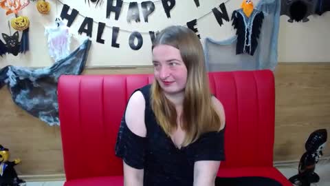 Snapshot of freyadak chatting on 10.27.25 FreyaDak online show from 10.27.25