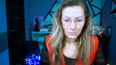 Snapshot of fridatander chatting on 12.26.24 Frida Tander online show from 12.26.24