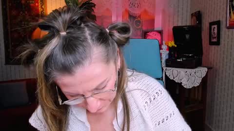 Snapshot of fridatander chatting on 01.31.25 Frida Tander online show from 01.31.25