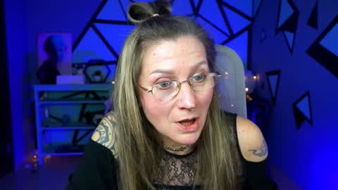 Snapshot of fridatander chatting on 02.08.25 Frida Tander online show from 02.08.25