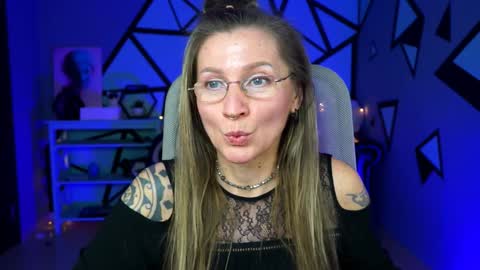 Snapshot of fridatander chatting on 02.08.25 Frida Tander online show from 02.08.25