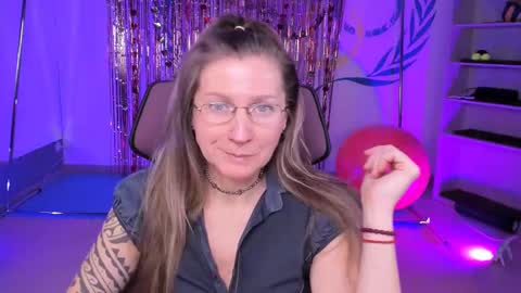 Snapshot of fridatander chatting on 02.20.25 Frida Tander online show from 02.20.25