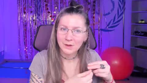 Snapshot of fridatander chatting on 02.23.25 Frida Tander online show from 02.23.25