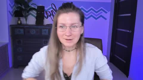 Snapshot of fridatander chatting on 03.10.25 Frida Tander online show from 03.10.25