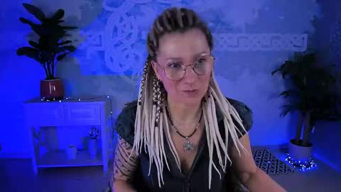Snapshot of fridatander chatting on 04.25.26 Frida Tander online show from 04.25.26