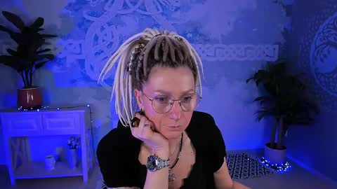 Snapshot of fridatander chatting on 04.28.26 Frida Tander online show from 04.28.26