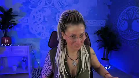 Snapshot of fridatander chatting on 05.13.26 Frida Tander online show from 05.13.26