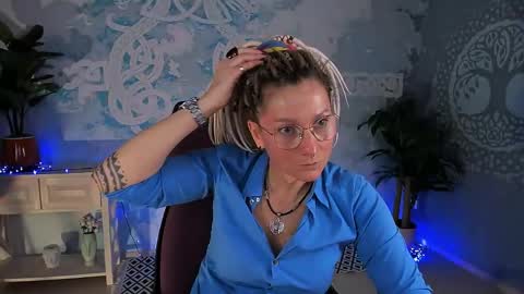 Snapshot of fridatander chatting on 05.15.26 Frida Tander online show from 05.15.26