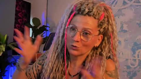 Snapshot of fridatander chatting on 05.25.26 Frida Tander online show from 05.25.26