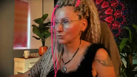 Snapshot of fridatander chatting on 05.27.26 Frida Tander online show from 05.27.26