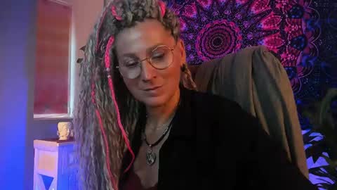 Snapshot of fridatander chatting on 05.29.26 Frida Tander online show from 05.29.26