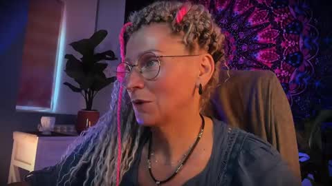 Snapshot of fridatander chatting on 05.30.26 Frida Tander online show from 05.30.26
