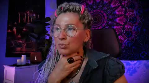 Snapshot of fridatander chatting on 06.13.26 Frida Tander online show from 06.13.26