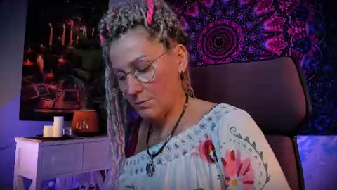 Snapshot of fridatander chatting on 06.14.26 Frida Tander online show from 06.14.26