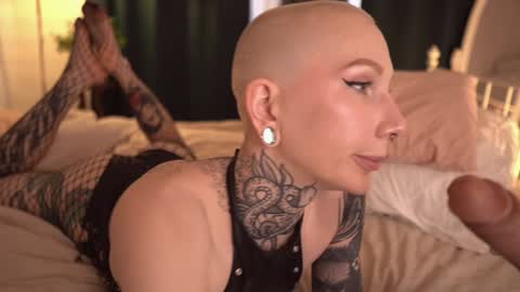 Snapshot of fuckingtoy_ chatting on 02.01.25 Eva         all my links   online show from 02.01.25