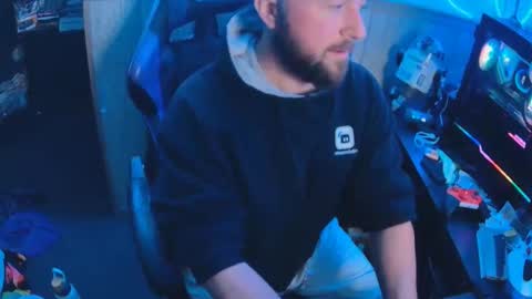 Snapshot of fufupop chatting on 10.19.25 fufupop online show from 10.19.25